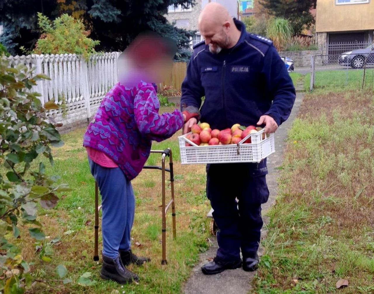 Policjant z Oławy zauważył seniorkę w ogrodzie. Nie wahał się ani chwili