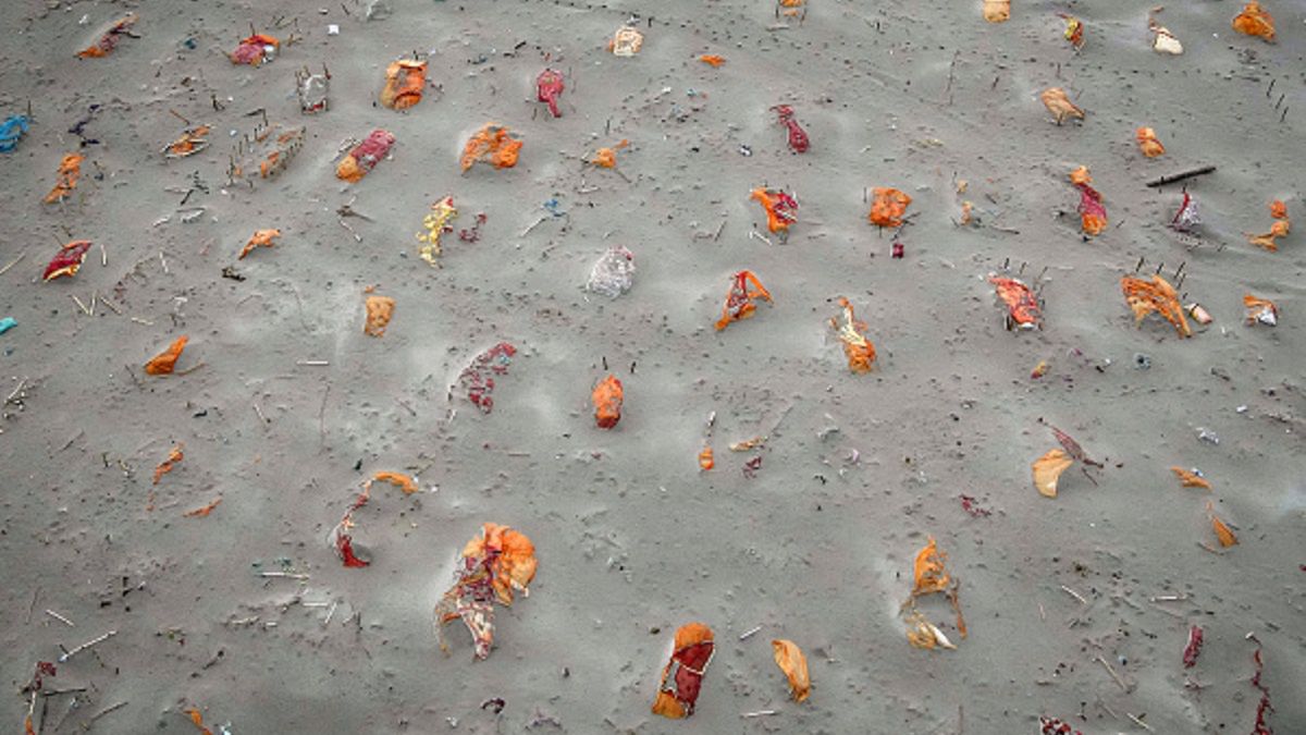 Masowe miejsce pochówku setek ofiar COVID-19 na brzegach rzeki Ganges w Indiach