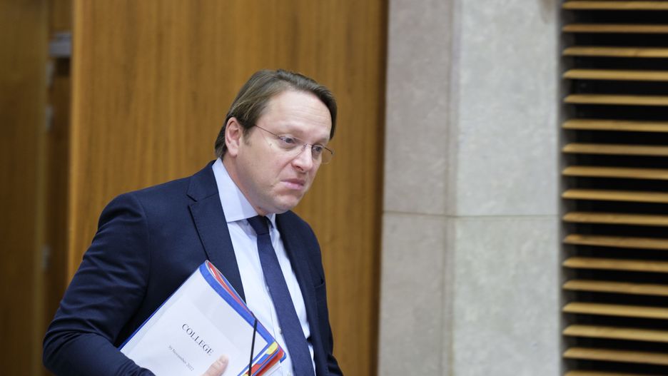 Komisarz europejski Olivér Várhelyi obraził europarlamentarzystów, nazywając ich pod nosem "idiotami"