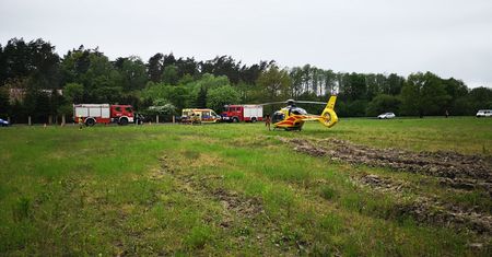 Poparzony mężczyzna w lesie. Twierdzi, że zmusili go do podpalenia się