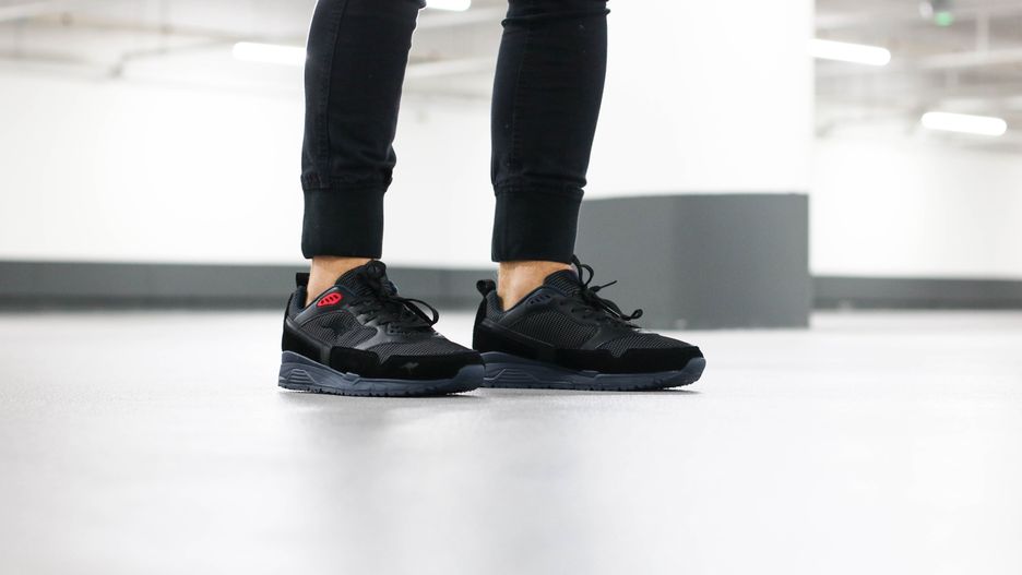 Czarne sneakersy - równie uniwersalne, co białe, ale niedoceniane