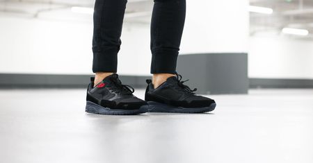 Czarne sneakersy - mniej popularne od białych, a równie uniwersalne