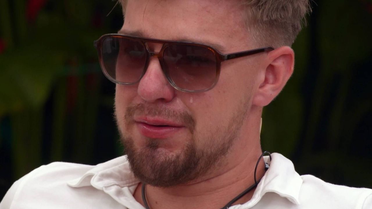 "Hotel Paradise". Darek zalał się łzami po ostrej kłótni. Internauci odpaleni: "Kolejna gra" [WIDEO]