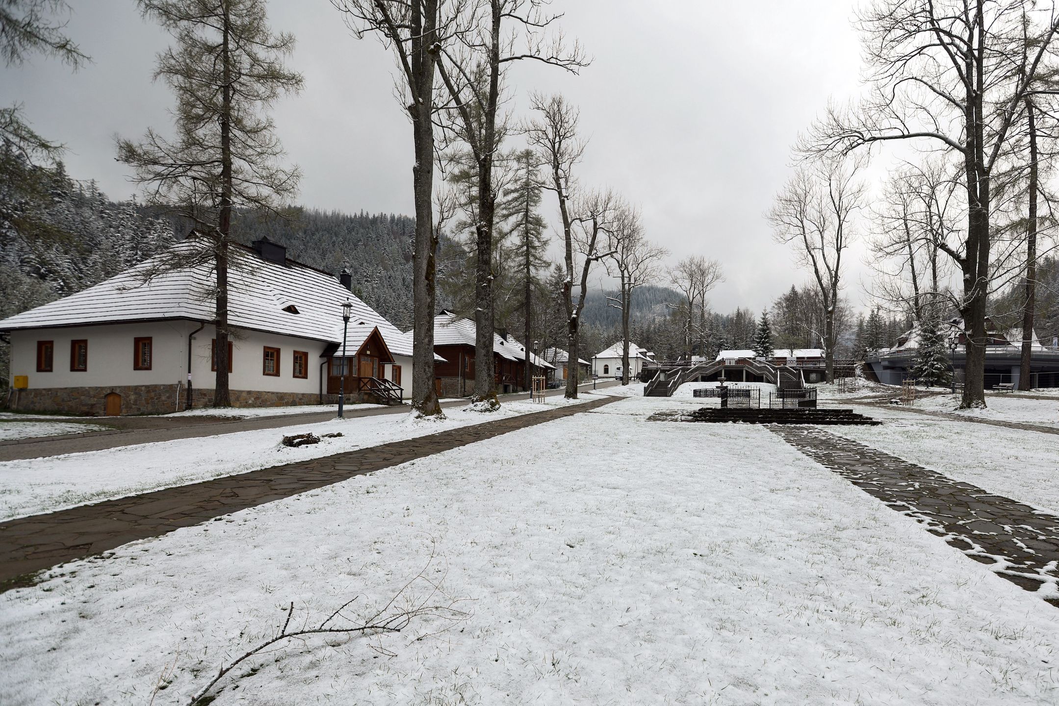 Zakopane, 18.04.2024. Śnieg w Zakopanem, 18 bm. W Tatry wróciła zima, na szczytach pada śnieg, a temperatura spadła tam do ok. minus 8 st. C. Obowiązuje pierwszy, niski stopień zagrożenia lawinowego. (sko) PAP/Grzegorz Momot