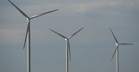 Awaryjne wyłączenie wiatraków w Polsce. Niskie zużycie prądu w kraju