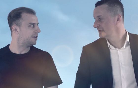 Kamil Grosicki i Tomasz Hajto w ulicznym wyścigu reklamują olej Venol (wideo)