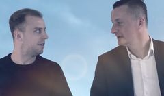 Kamil Grosicki i Tomasz Hajto w ulicznym wyścigu reklamują olej Venol (wideo)