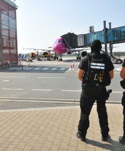Wrocław. Akcja służb na lotnisku. Pasażer w kajdankach