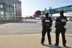 Wrocław. Akcja służb na lotnisku. Pasażer w kajdankach