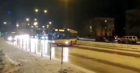 Łódź. Autobus "idzie bokiem". Sieć obiegło nagranie