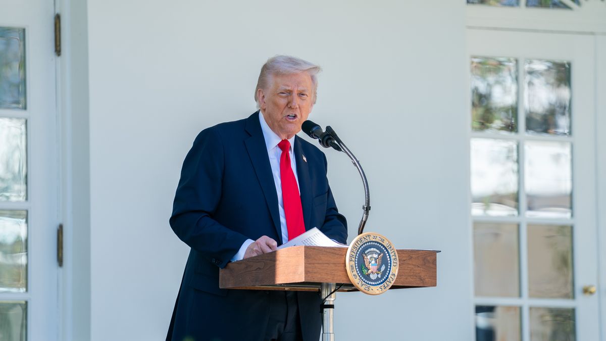 US President Trump invites Republican Senators for lunch in White House
epa12470607 US President Donald J. Trump speaks during a lunch with Republican Senators in the Rose Garden of the White House in Washington, DC, USA, 21 October 2025. Influential conservative groups are pushing Republicans to demand steep concessions from Democrats in exchange for extending health care subsidies, a move that risks prolonging a US government shutdown now in its 21st day.  EPA/ALLISON ROBBERT / POOL 
Dostawca: PAP/EPA.
ALLISON ROBBERT / POOL
trump, white house, lunch, democrats, senators, Washington