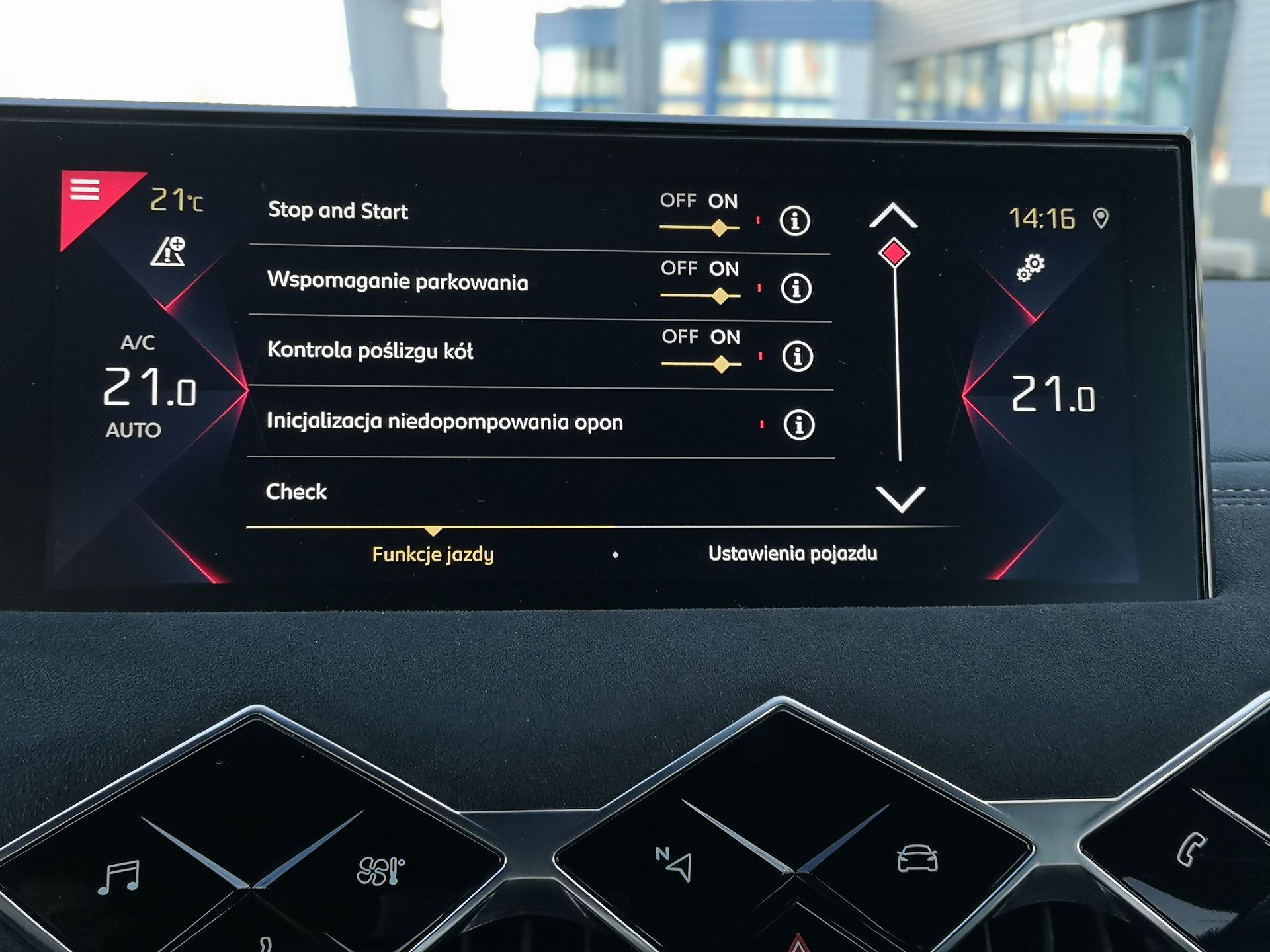 DS 3 Crossback: Rzut oka na system info-rozrywki, systemy wsparcia i bezpieczeństwa 8