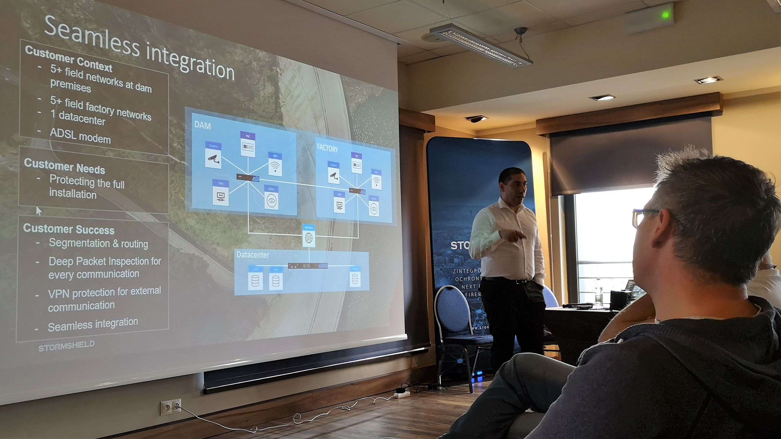 Robert Wakim zwracający uwagę na kwestie zabezpieczania środowisk przemysłowych.