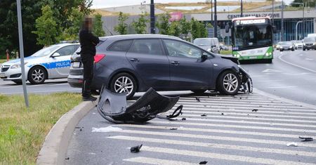 Poranne zderzenie opla i kii na rondzie Mohyły. Wyjaśnienia kierowcy zaskakują [ZDJĘCIA]