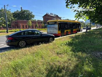 Warszawa. Kierujący przewozu osób doprowadził do zderzenia z autobusem miejskim. Jedna osoba w szpitalu