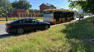 Warszawa. Kierujący przewozu osób doprowadził do zderzenia z autobusem miejskim. Jedna osoba w szpitalu