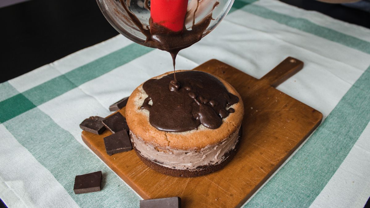 Ciasto urodzinowe z polewą czekoladową