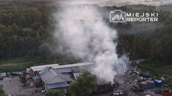Pożar na składowisku śmieci pod Warszawą. Z ogniem walczyło 10 zastępów straży pożarnej