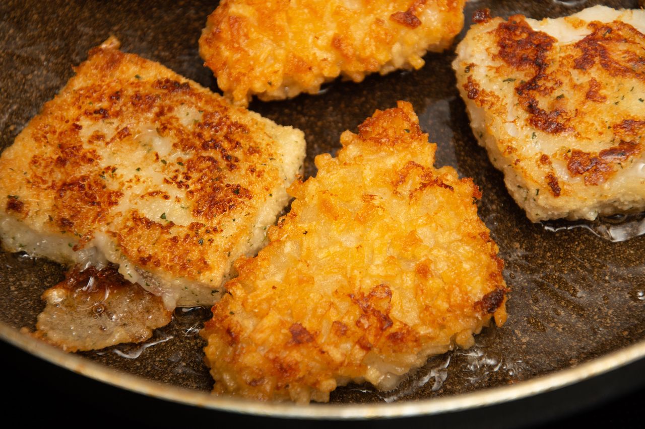 Jak smażyć mrożoną rybę bez rozmrażania? Tylko wtedy wyjdzie smaczna i nie rozpadnie się