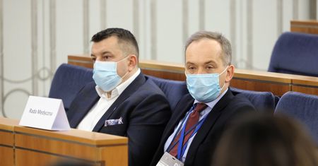 Nowe obostrzenia. "Nie konsultowano ich z Radą Medyczną"