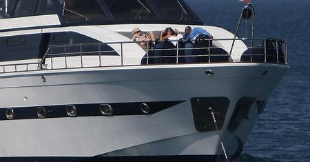 Lady GaGa opala się na jachcie (ZDJĘCIA)