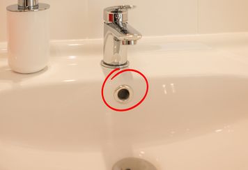 Do czego służy otwór w umywalce? Nie znajduje się tu przypadkiem