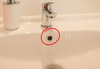 Do czego służy otwór w umywalce? Nie znajduje się tu przypadkiem