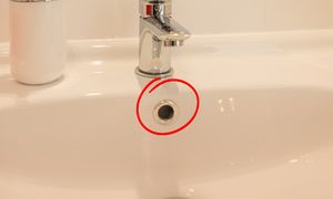 Do czego służy otwór w umywalce? Nie znajduje się tu przypadkiem