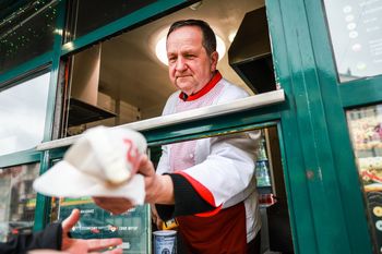 Legendarne Bistro Teatralka w Poznaniu działa od ponad 30 lat. To tu ustawiały się długie kolejki głodnych imprezowiczów