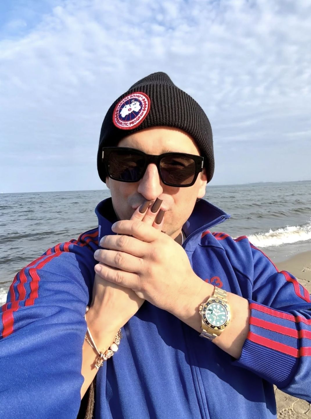 Michał Koterski całuje kobiecą dłoń