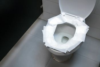 Kładziesz papier na desce w publicznej toalecie? Lepiej uważaj