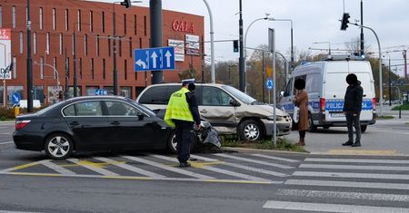 Zjeżdżając z ronda przy Gali, nie spojrzał na sygnalizator. BMW uderzyło w bok chryslera. Młody kierowca ukarany mandatem