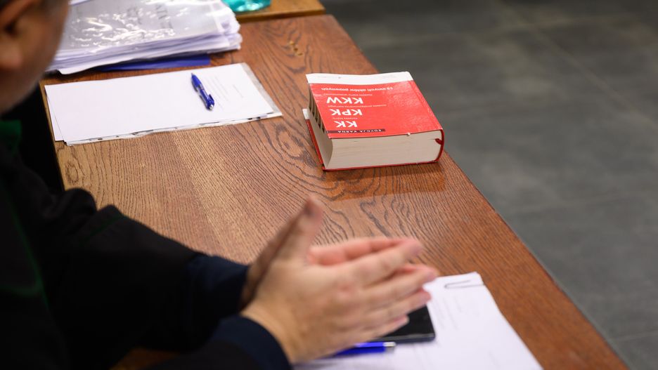 Poznań, 24.01.2023. Przed poznańskim Sądem Okręgowym rozpoczął się 24 bm. proces Janusza M. i Damiana T., oskarżonych o dokonanie brutalnego zabójstwa Dariusza B. pseudonim Małolat, w Suchym Lesie w czerwcu 2020 roku. Proces odbywa się z wyłączeniem jawności. (mr) PAP/Jakub Kaczmarczyk ***UWAGA!!! ZAKAZ PUBLIKACJI DANYCH OSOBOWYCH OSKARŻONYCH!!!***