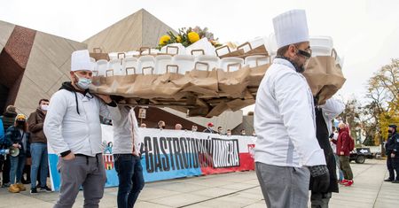 Toruń. Branża gastronomiczna przeciwko obostrzeniom. Domaga się wsparcia