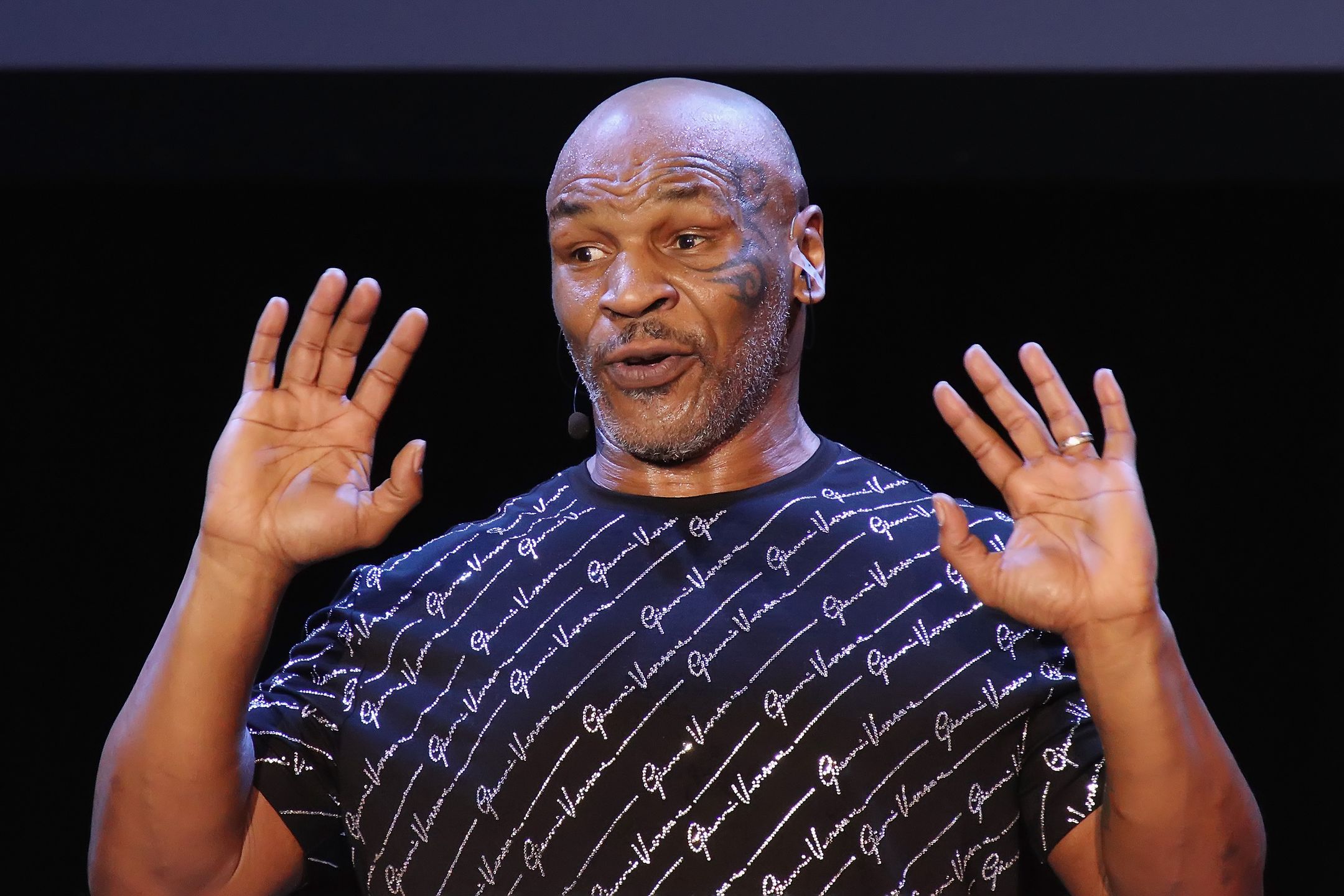 Mike Tyson POBIŁ fana w samolocie