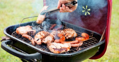 Ile grillować mięso? Zasady zdrowego grillowania