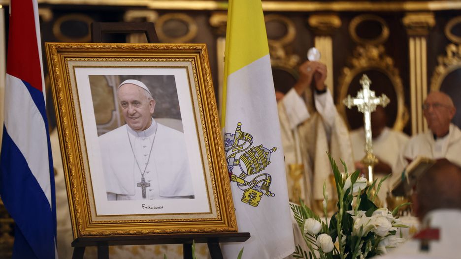 A portrait of Pope Francis during a mass in his honor, at the Cathedral of Havana, in Havana, Cuba, 24 April 2025. The Catholic Church in Cuba highlighted this 24 April the 'commitment to dialogue' and 'reconciliation initiatives between nations' of Pope Francis, who passed away on 21 April at the age of 88. EPA/Ernesto Mastrascusa Dostawca: PAP/EPA.