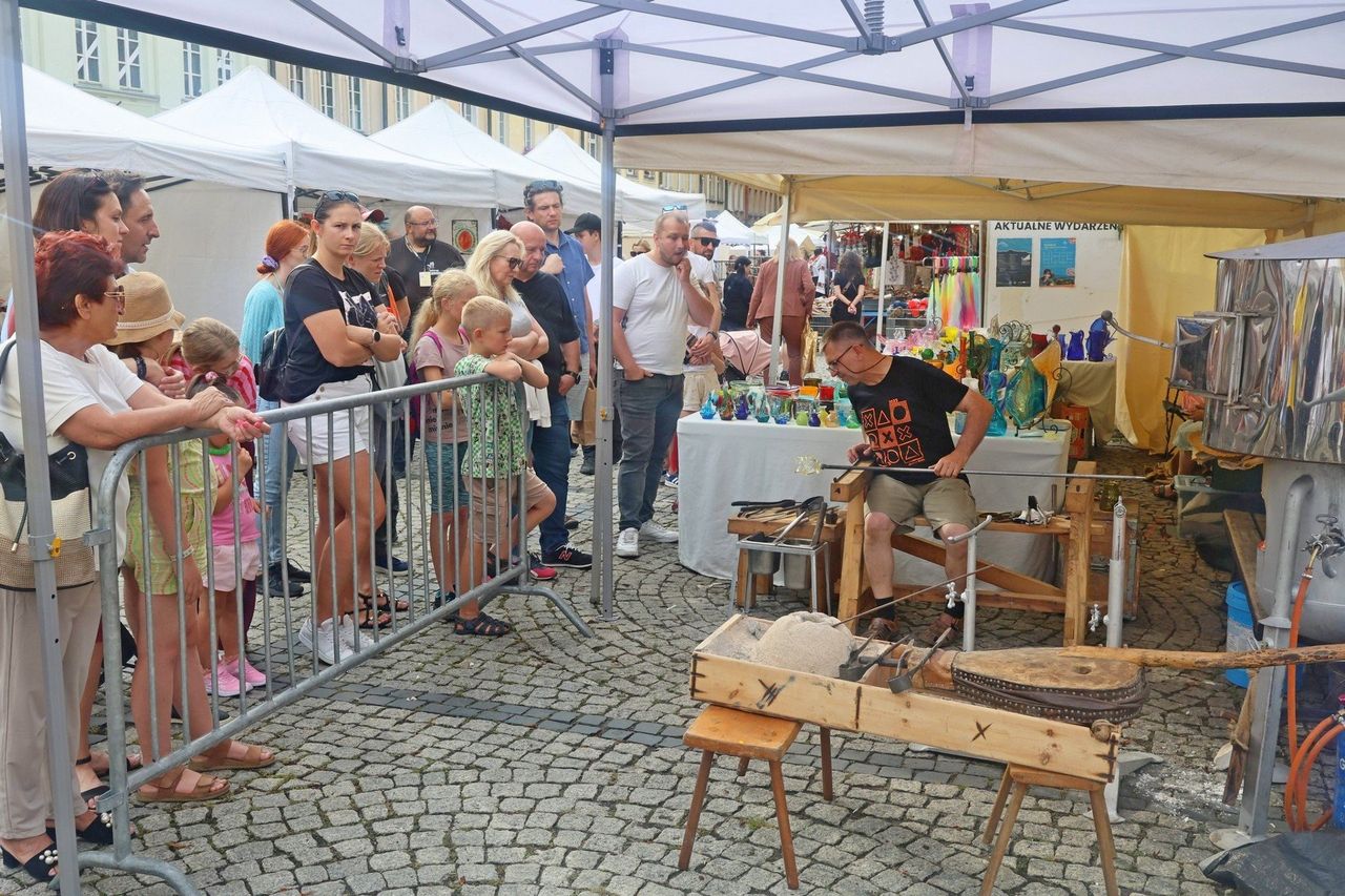 Jelenia Góra: Festiwal Art&Glass. Rzemieślnicy z Polski i Czech opanowali Rynek