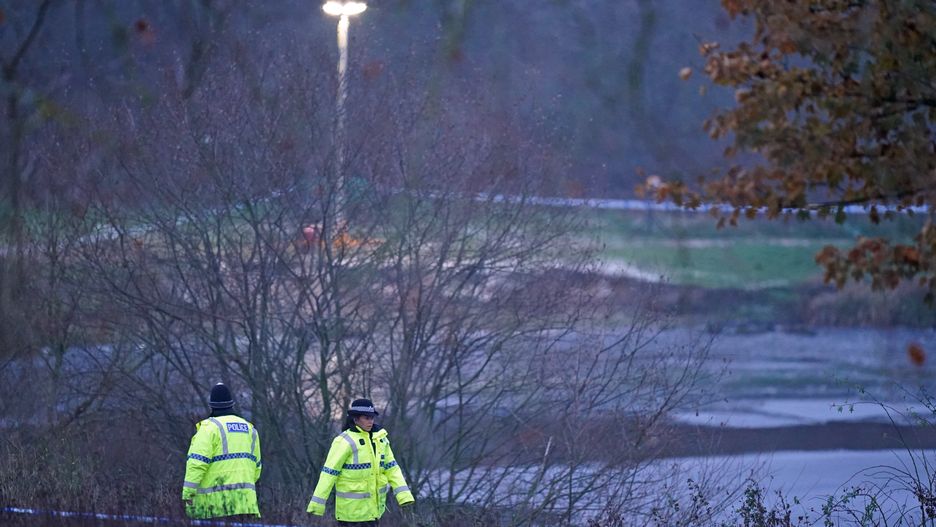 Czworo dzieci bawiło się na zamarzniętym jeziorze w Solihull, gdy pękł po nimi lód