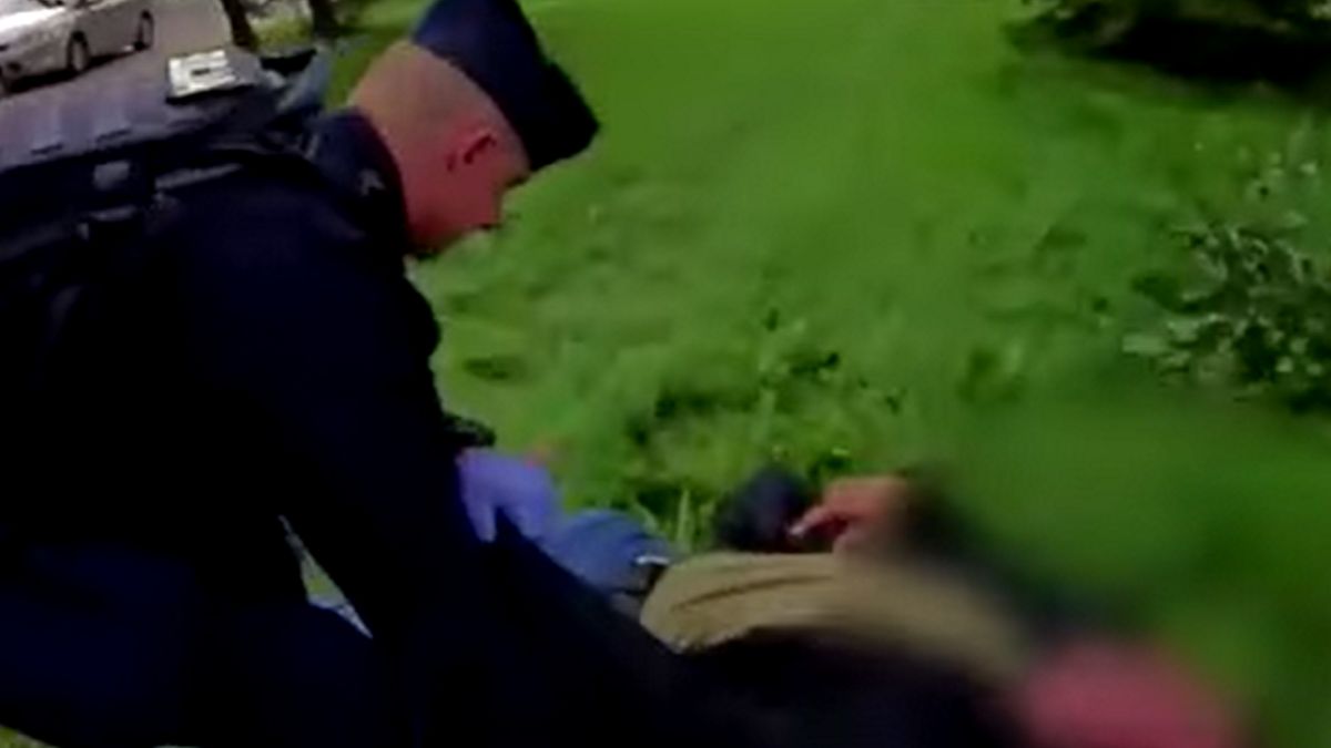 Policjanci rzucili się na pomoc mężczyźnie