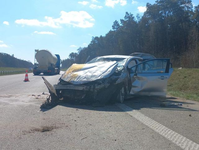Dachował toyotą na S17, trafił do szpitala. Koniec utrudnień w ruchu na drodze ekspresowej (zdjęcia)