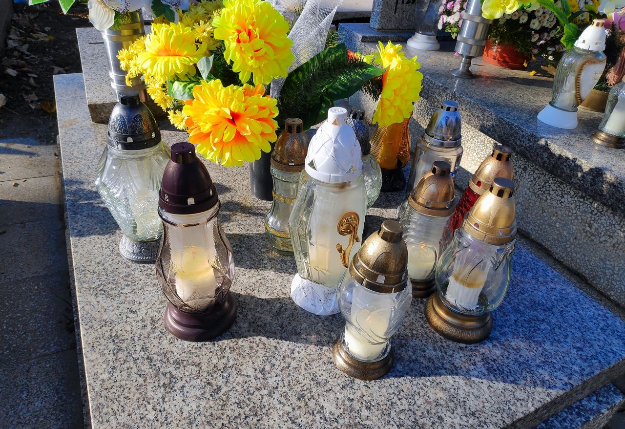 Zrób tak zanim postawisz znicz na grobie. Będzie palił się dłużej