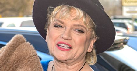 Katarzyna Figura obcięła się na krótko i przefarbowała na niebiesko: "Jak ktoś ma problem, to mam to w mojej WIELKIEJ, KSZTAŁTNEJ PUPIE" (FOTO)