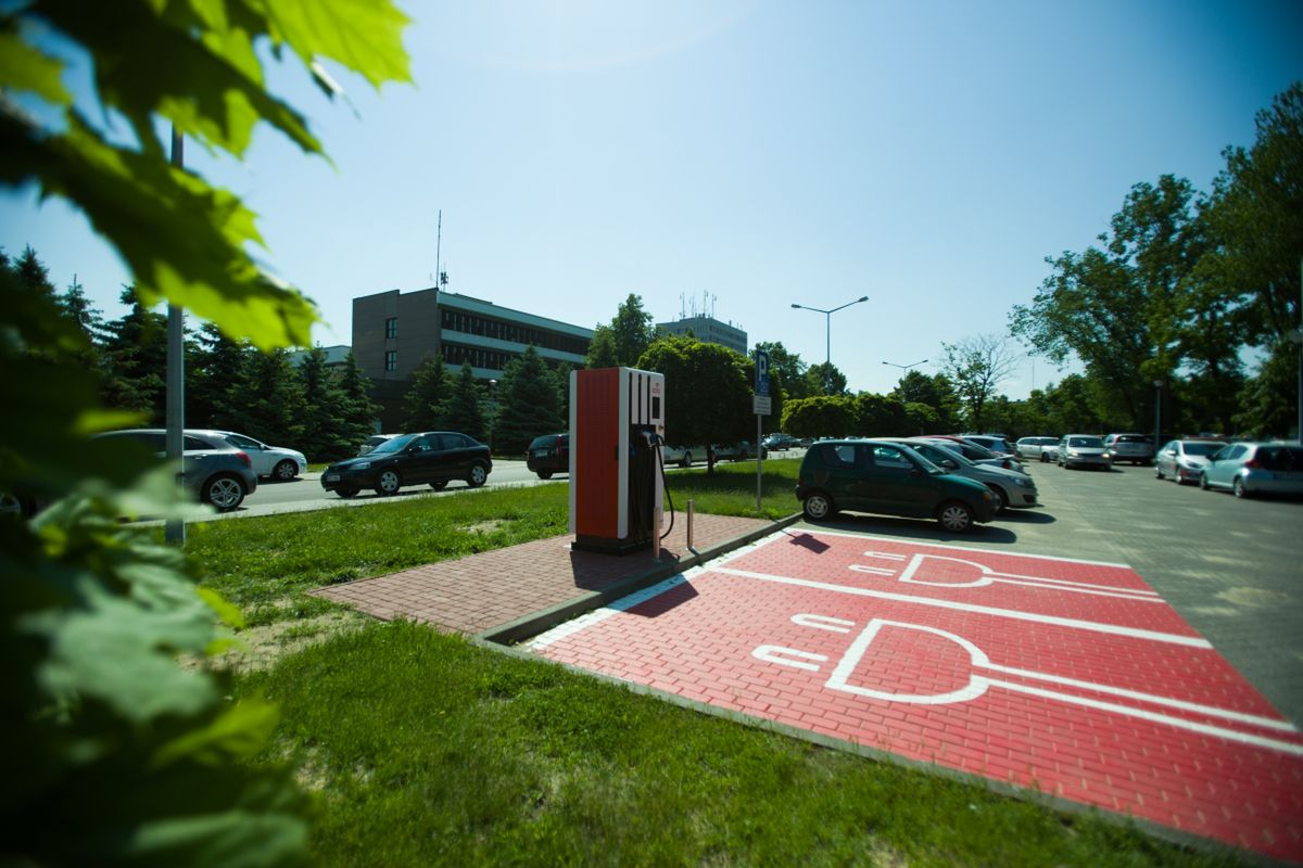 Zdjęcie pierwszej stacji ładowania PKN ORLEN w Płocku.