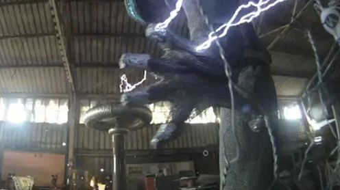 Facet bawi się 500 000 woltów elektryczności! [wideo] 1