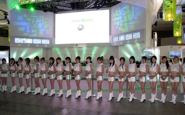 Booth babes znów budzą sprzeciw. Komu przeszkadzają półnagie hostessy? 2