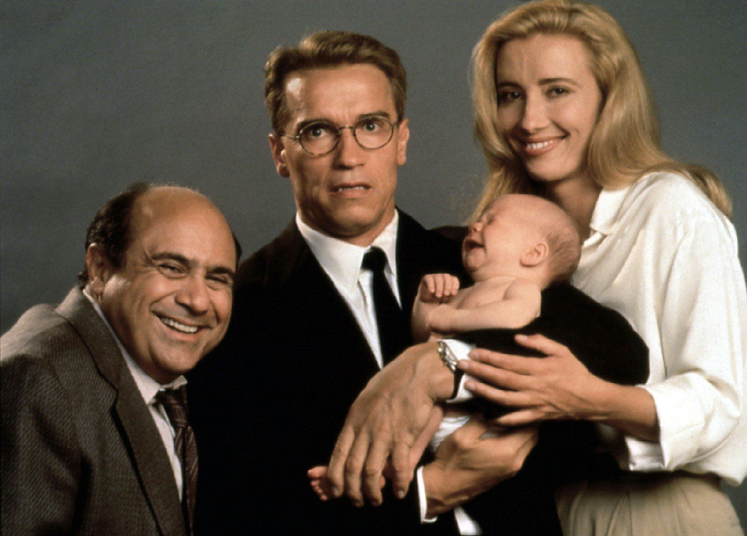 Arnold Schwarzenegger, Danny DeVito, Emma Thompson w filmie &#34;Junior&#34;. Rok 199