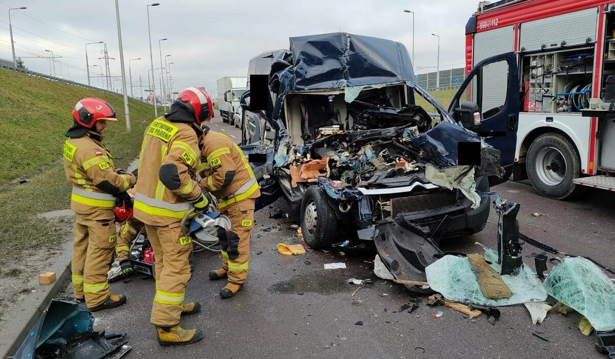 Bus uderzył w naczepę ciężarówki na ul. Mełgiewskiej