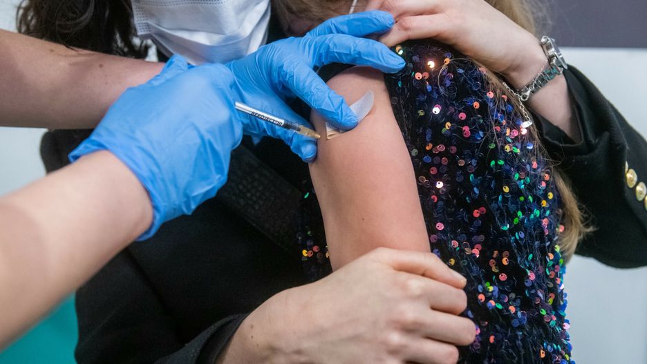 Szczepienia dzieci w wieku 5-11 lat na Covid-19Fot. Lukasz Gdak/East News, Poznan, 17.12.2021. W punkcie szczepien przeciw Covid-10 zorganizowanym na terenie MTP rozpoczelo sie szczepienie dzieci w wieku pomiedzy 5 a 11 lat.Lukasz Gdak