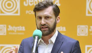 Zwolniono go za polski hymn. Kamil Dąbrowa wygrał z Polskim Radiem